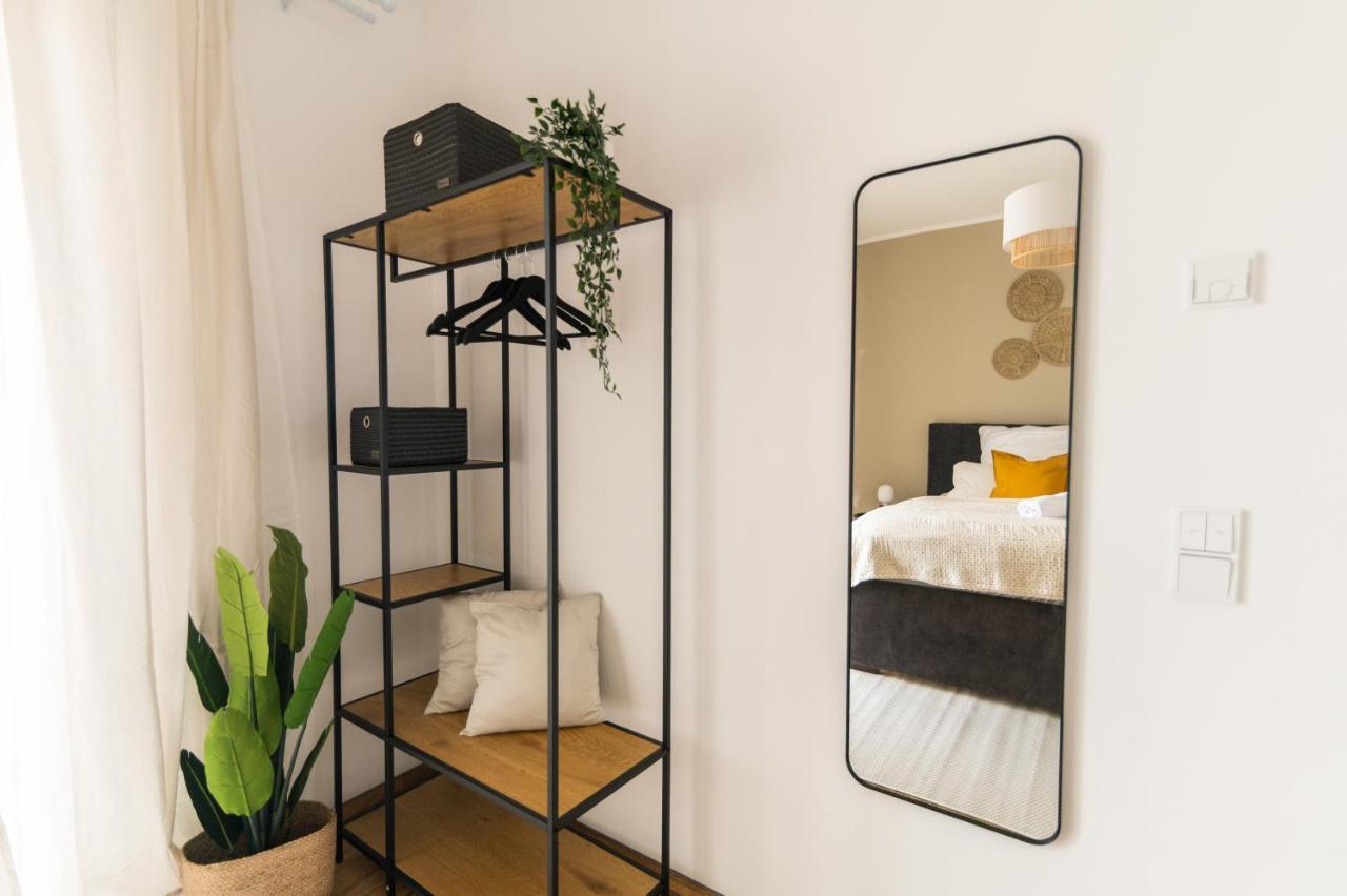 Dwellstay - Modernes Apartment I 55Qm I 2 Zimmer I Kueche I Bad I Terrasse I Tv I Wlan Bad Hersfeld Exterior foto
